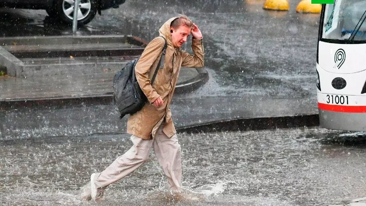 Сильнейший ураган и ливень продолжаются в Москве. Уже появляются данные о первых пострадавших
