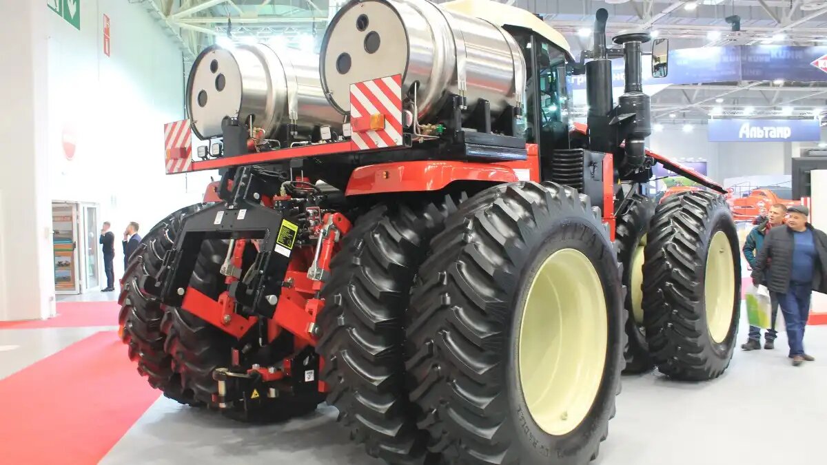 Фото: © Артём Борисов / Glavpahar.ru Трактор Ростсельмаш, работающий на газомоторном топливе СПГ и КПГ
