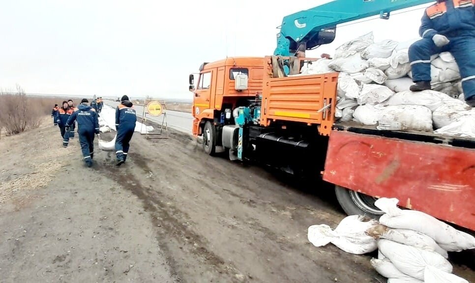   Укрепление дорог от паводка. Трасса Тюмень - Омск. Фото: МЧС
