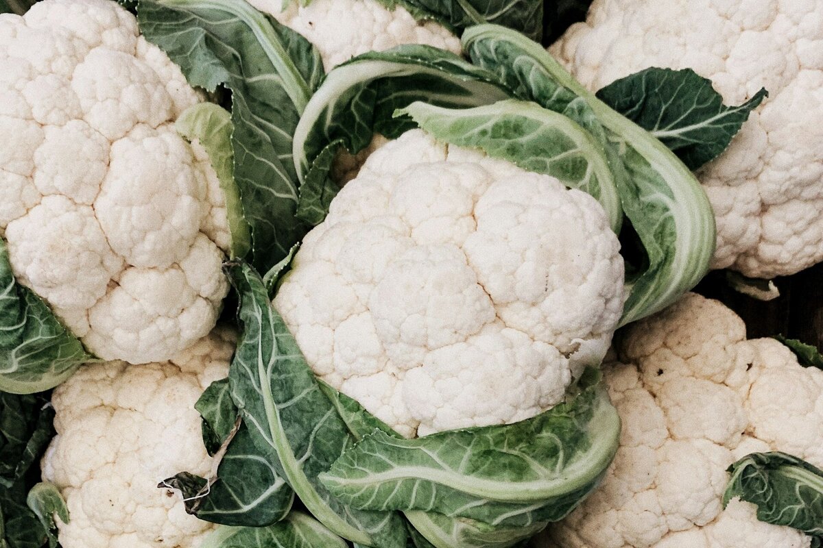     Вас точно беспокоил этот вопрос: почему цветная капуста так называется, если на самом деле она белая