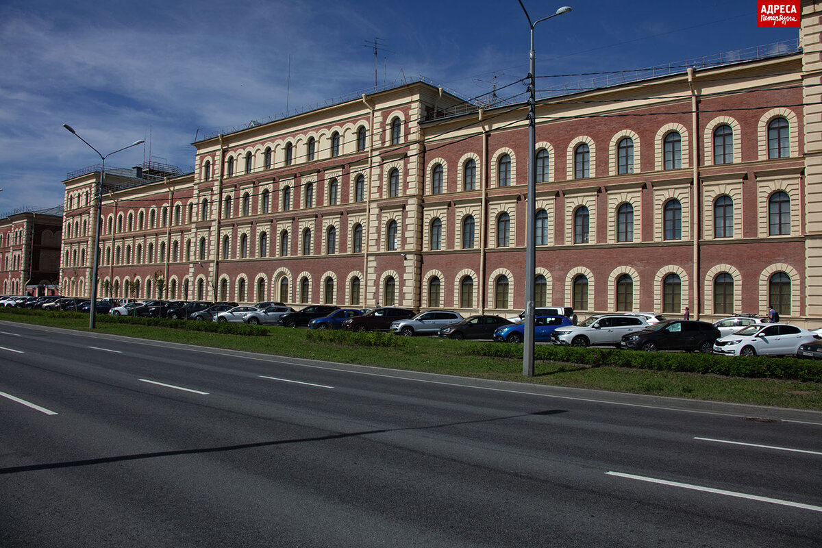 
Комплекс казарм лейб-гвардии Казачьего полка на набережной Обводного канала. Здание офицерского корпуса Донского дивизиона.