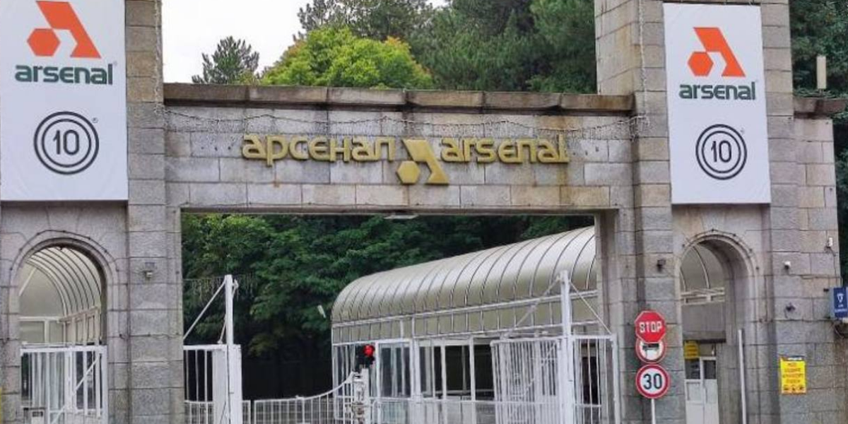 Предприятие "Арсенал" в Казанлыке (Болгария), где поздней осенью в цехе 152-мм снарядов для российских артиллерийских систем произошел двойной взрыв. Фото "Труд" (Болгария)