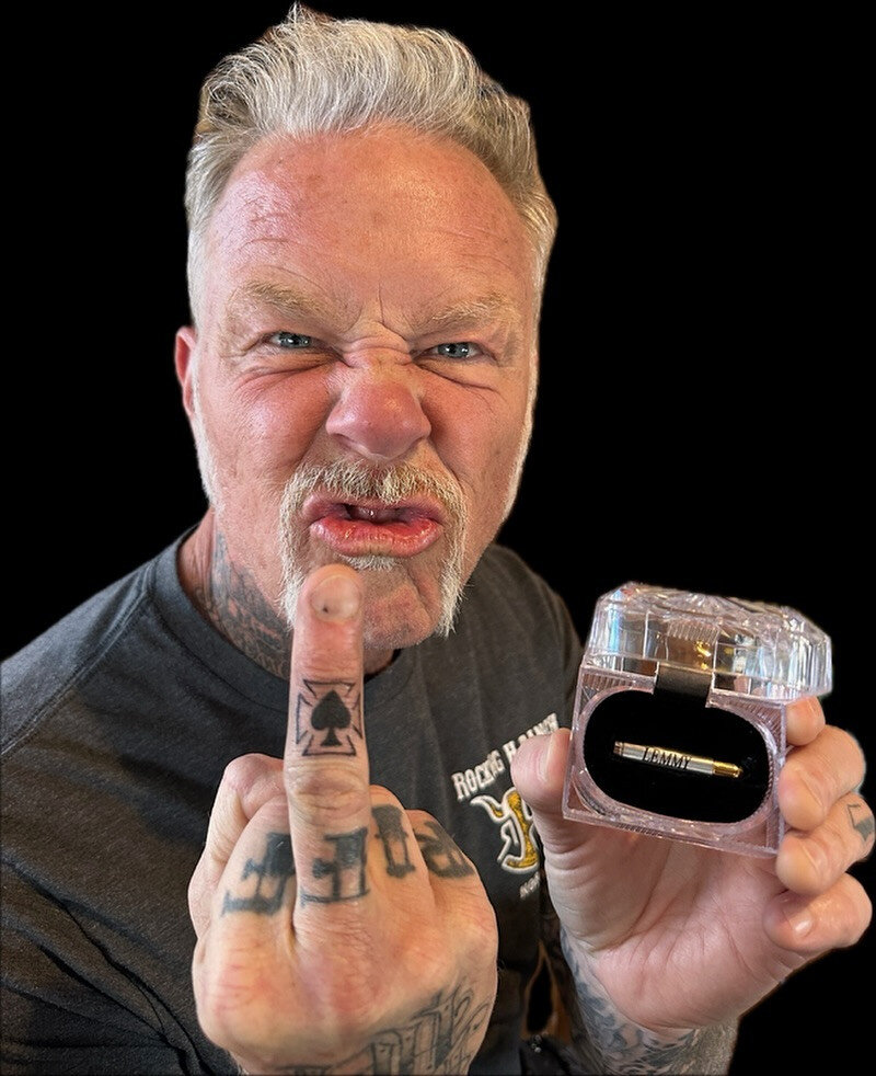 Вокалист и гитарист Metallica Джеймс Хетфилд показал в социальных сетях свою новую татуировку, для создания которой в краску был добавлен прах Лемми Килмистера, покойного лидера Motörhead.