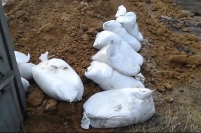    Такая куча песка и глины появилась у дома, вокруг которого разгорелся скандал. Фото: Скриншот