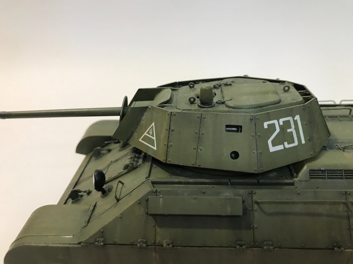 Модель советского среднего танка Т-34-76 в масштабе 1/35 с дополнительным экранированием. (Листайте вправо --> чтобы увидеть больше)