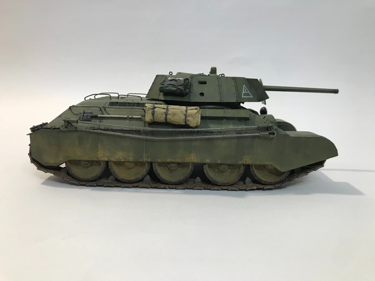 Модель советского среднего танка Т-34-76 в масштабе 1/35 с дополнительным экранированием. (Листайте вправо --> чтобы увидеть больше)