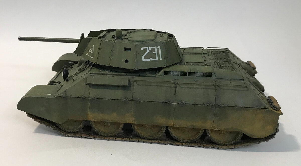 Модель советского среднего танка Т-34-76 в масштабе 1/35 с дополнительным экранированием. (Листайте вправо --> чтобы увидеть больше)
