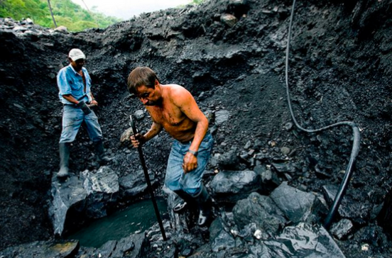 Добыча камня ведется кустарными способами. 