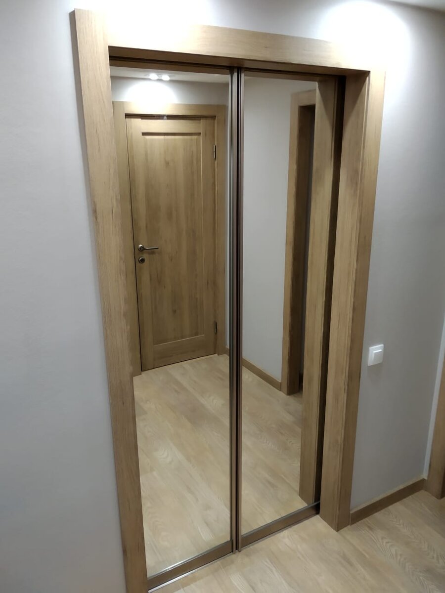 Зеркальный шкаф-купе в прихожую в современном стиле