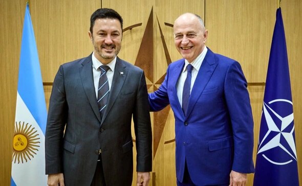 Луис Петри и Мирча Джоанэ (Фото: nato.int