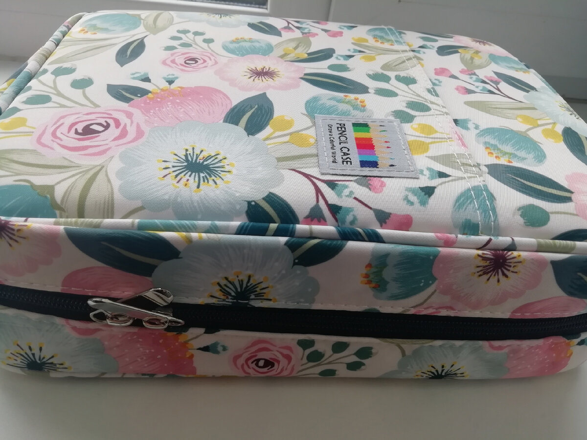 Хранятся в таком большом пенале.

