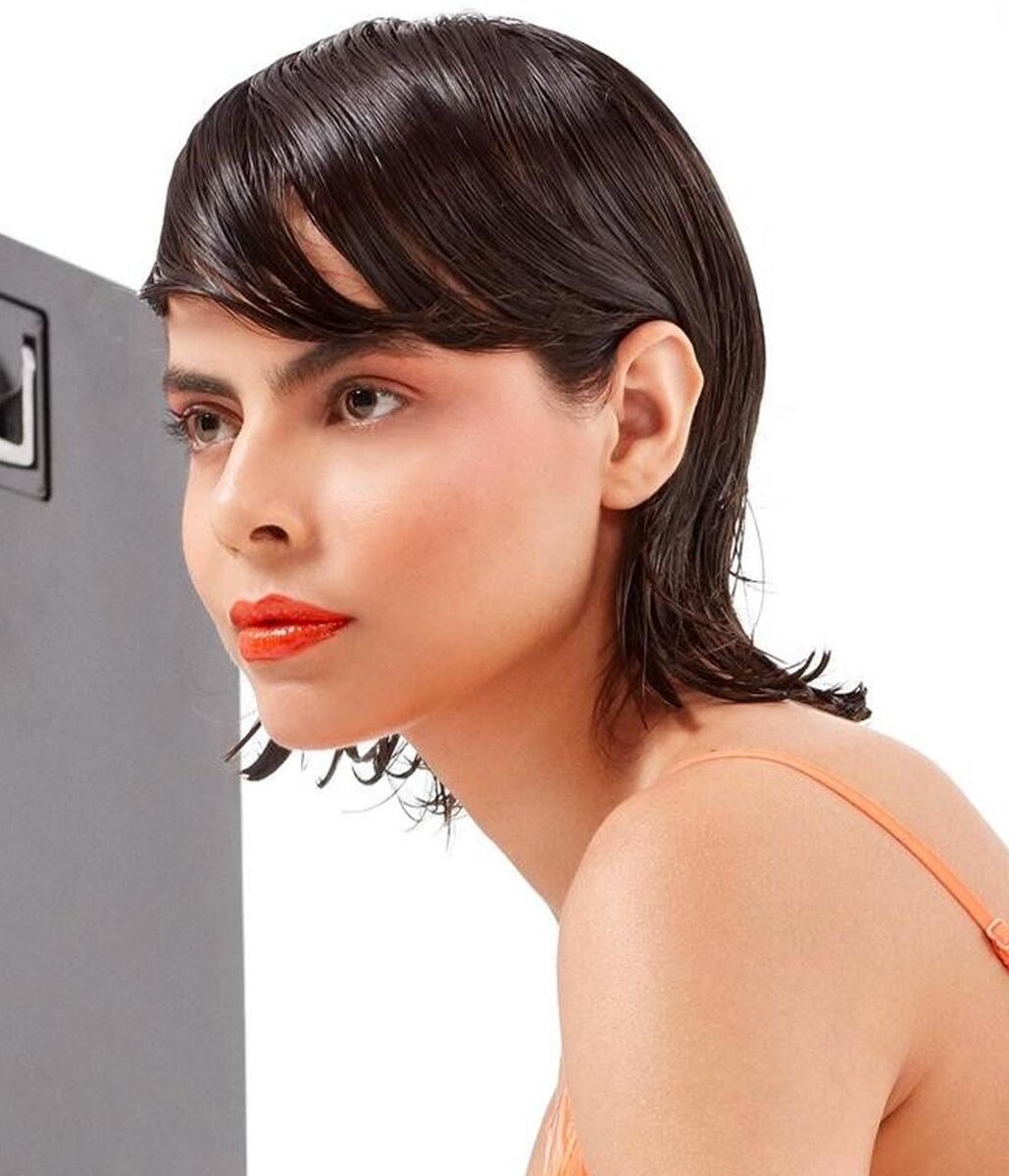 Средняя короткая стрижка с боковой челкой и мокрым взглядом – Парикмахер: Брелил