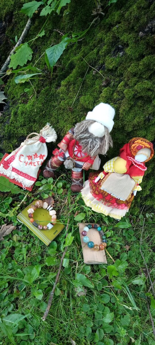 куклы и камни в Сиреневом саду у волшебного дуба