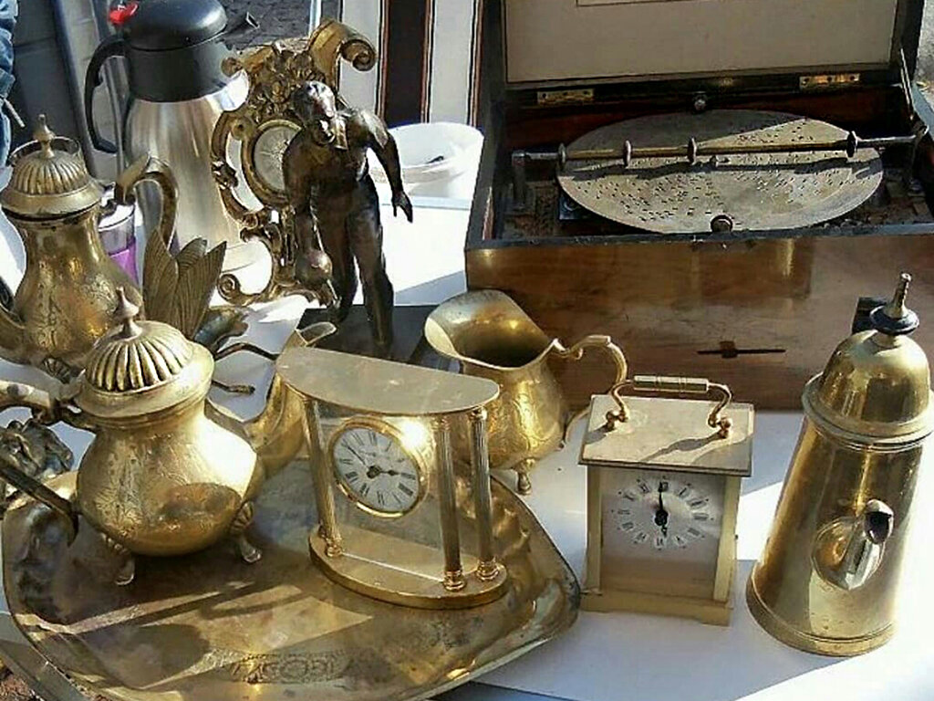 Меня конечно опять интересовал тот самый музыкальный аппарат, хотя часы, чайники, кофейники и молочник конечно хороши