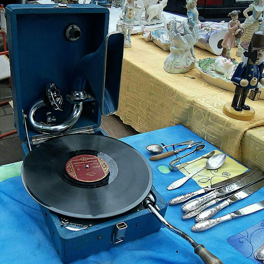 Вот он - любимец и друг наших предков - патефон