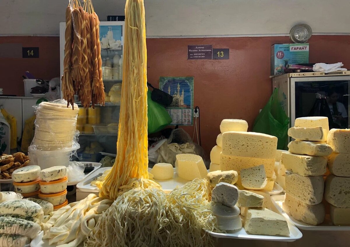 На центральном рынке есть несколько рядов с домашними сырами, покупателям часто предлагают продегустировать их перед покупкой. Фото: Ольга / Яндекс Карты