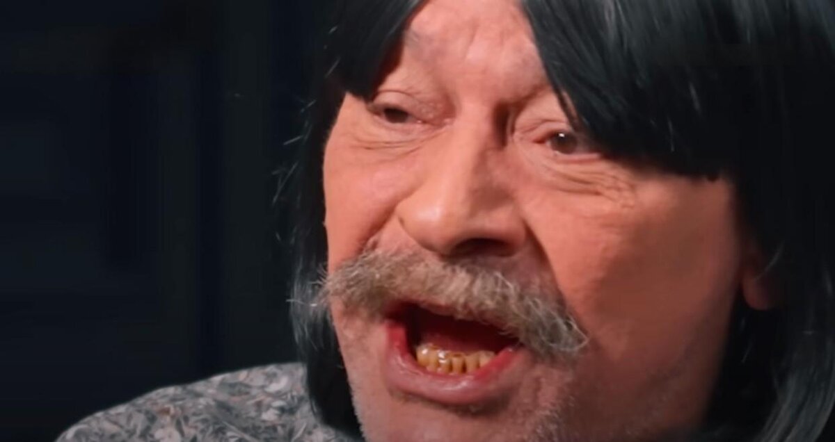 Дмитрий Назаров продолжает опускаться дно. Напялив на себя парик, он ...