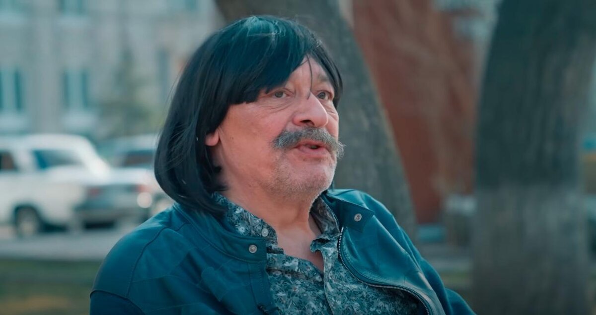 Дмитрий Назаров продолжает опускаться дно. Напялив на себя парик, он ...