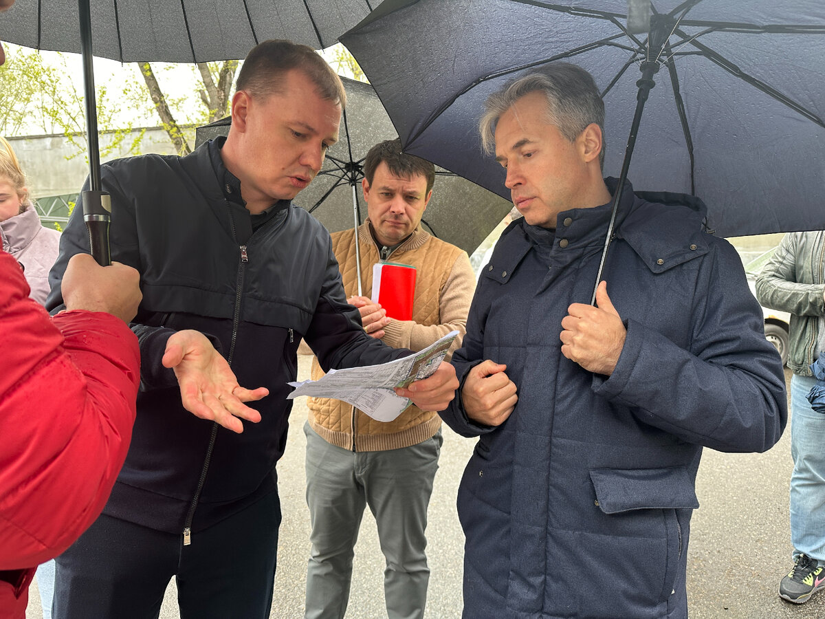 Префект ВАО Николай Алешин (справа)