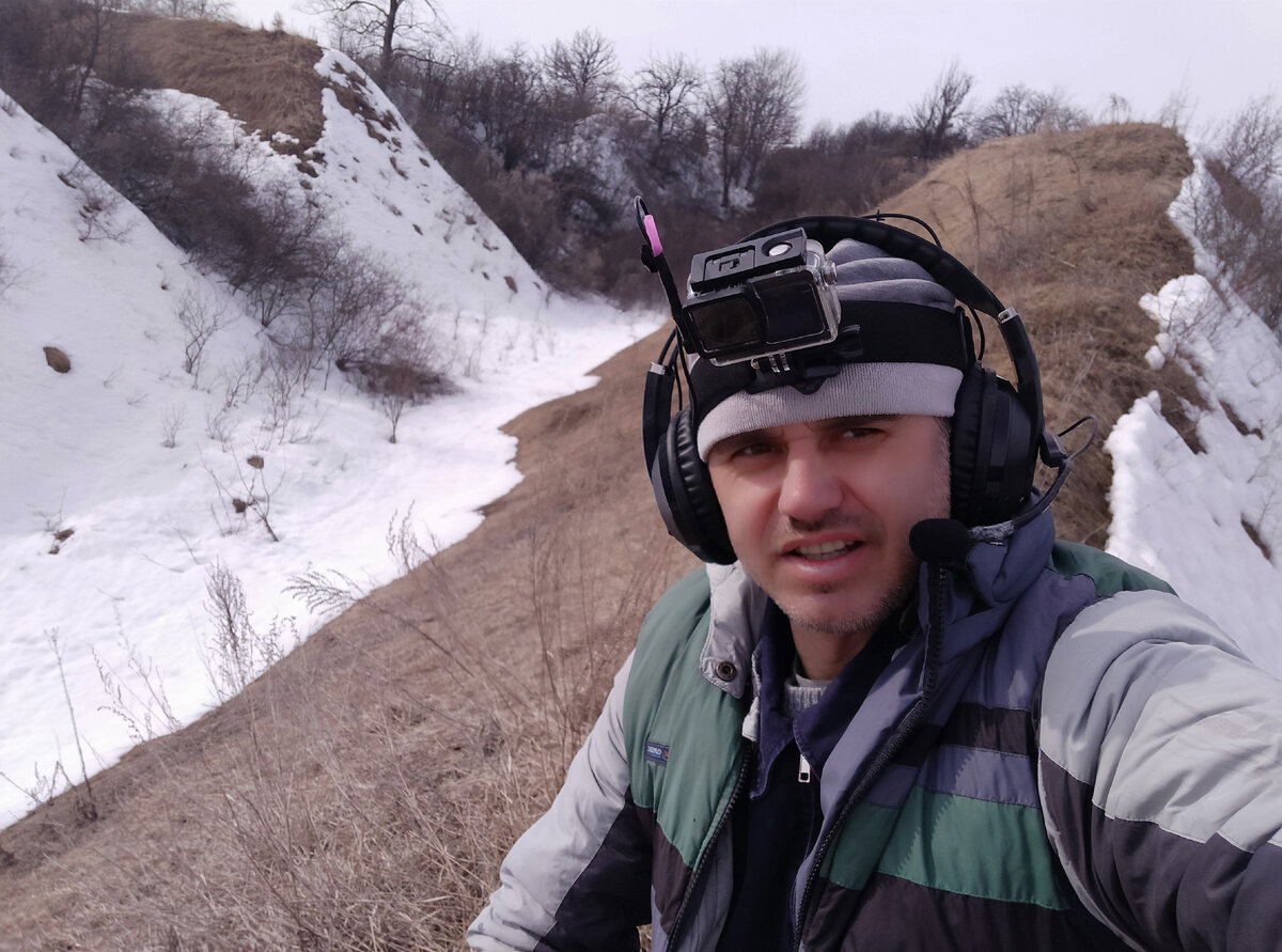 Пришлось ходить по проталинам оврага.