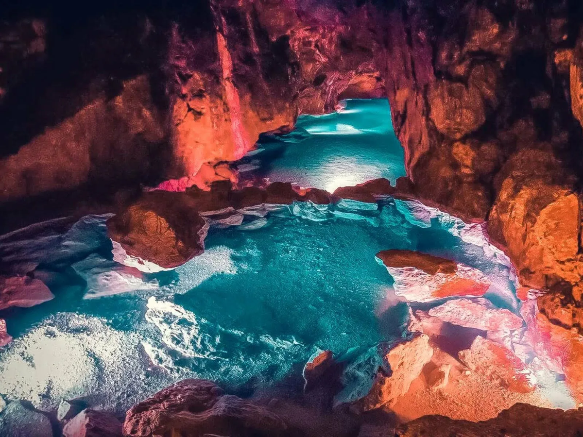Комплекс Красных пещер пока открыт на двадцать шесть с половиной километров.
