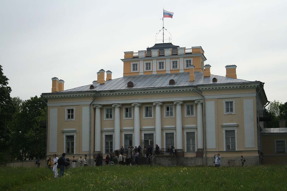 Домик с колоннами