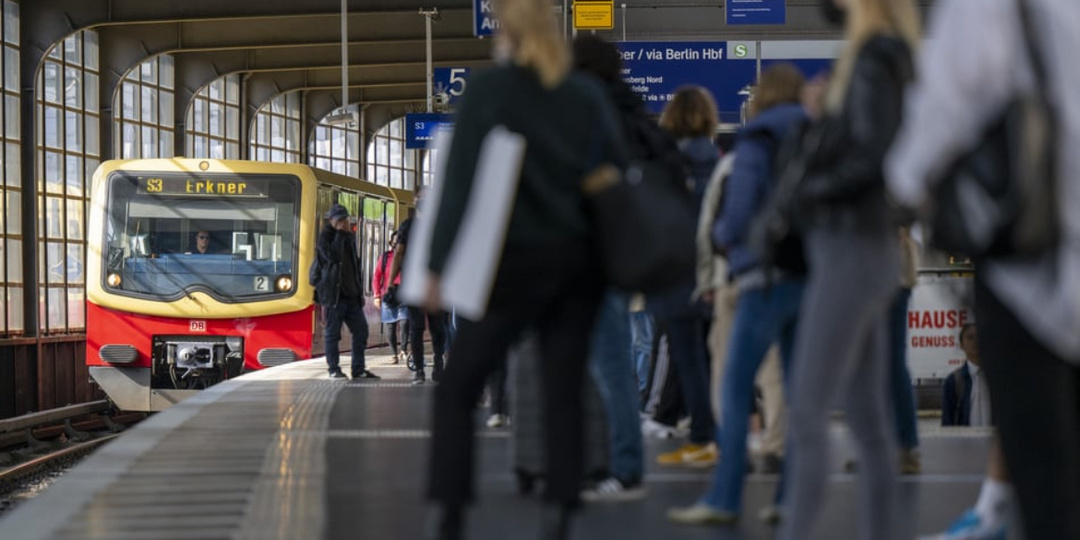 КТО И ЗАЧЕМ НА СТАНЦИИ В БЕРЛИНЕ ЖЕНЩИНЕ ПОДОЖГЛИ ВОЛОСЫ?