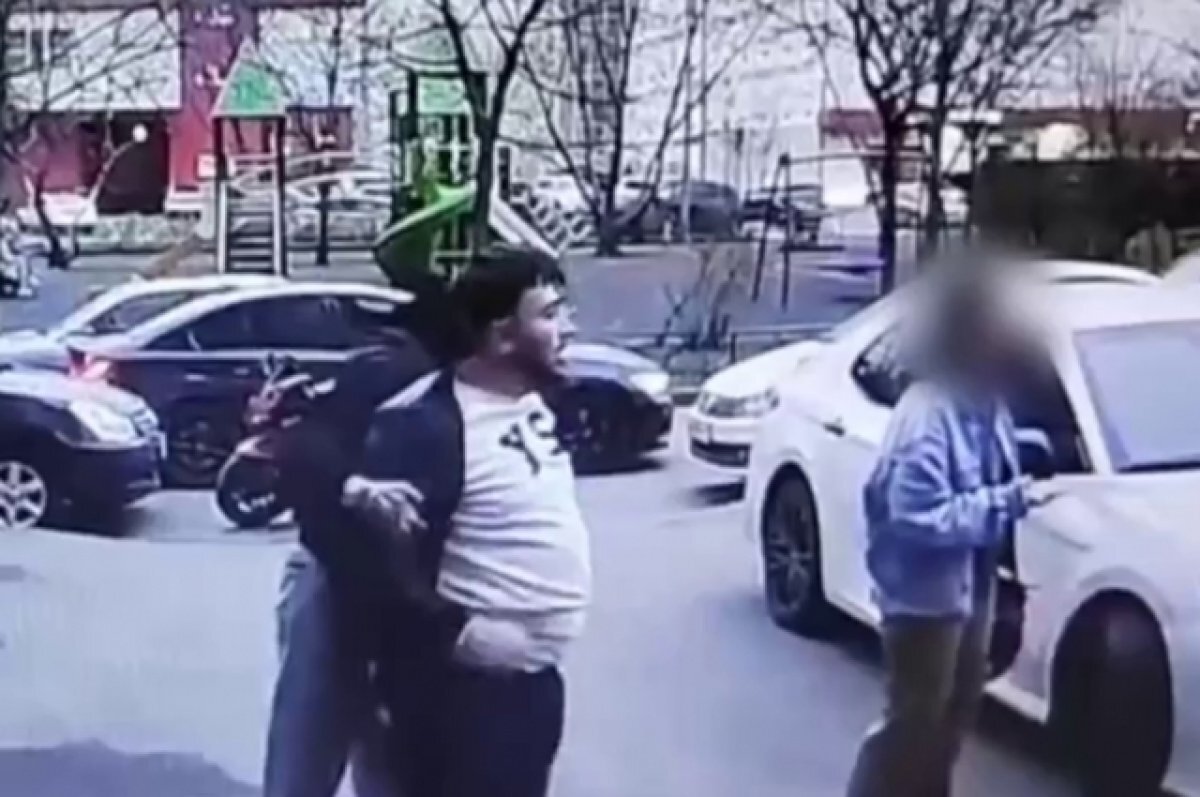    Момент ссоры убитого байкера Кирилла Ковалева и «гражданина одной из стран СНГ, нелегально находящегося на территории России».