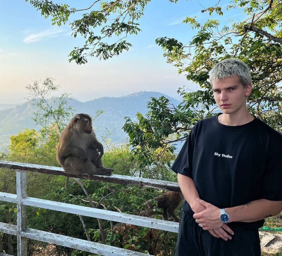 Это я с макакой подружился)