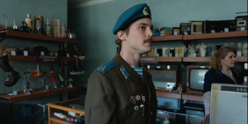    Иван Янковский получил премию за роль Вовы Адидаса в сериале "Слово пацана. Кровь на асфальте".WINK