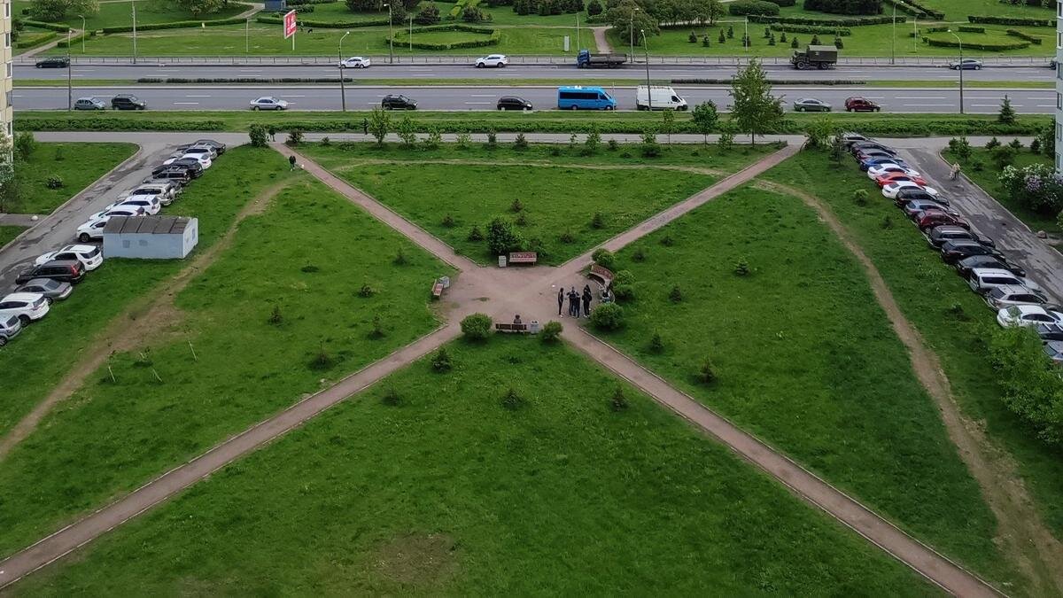    На месте этого сквера хотят построить ледовую арену. Фото предоставлено местными жителями.