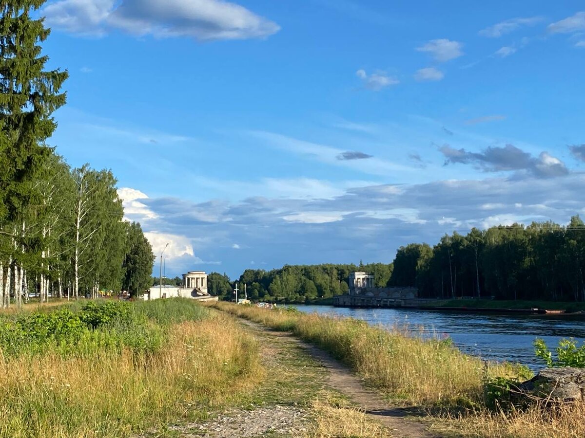 Вид на шлюзы. 