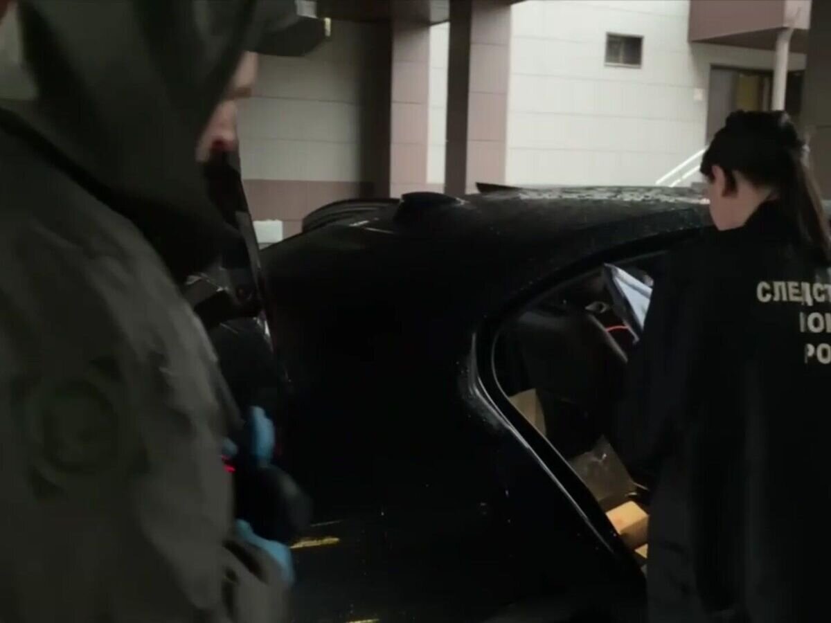    Криминалисты при осмотре автомобилей, на которых скрывались подозреваемые в убийстве в Москве© Следком РФ