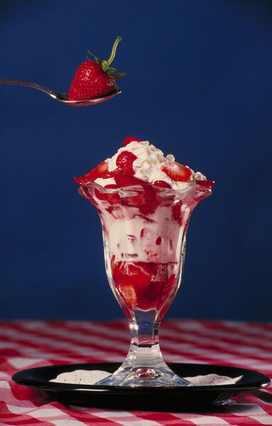 Клубничный сандэй (Sundae) из вики. Там говорят, что так можно говорить - сандэй))