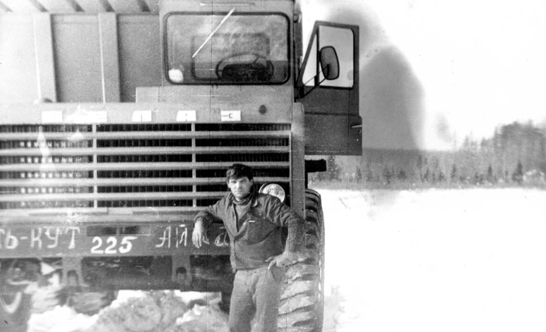 Фото автора. 80 годы новая машина на зимнике Усть-Кут – Мирный. У машины автор.
