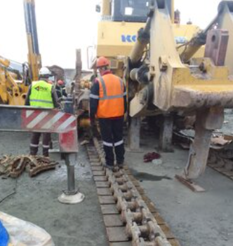 Фото читателя "Юрий Стрелец". Железные "шины" бульдозера, требуют замены. Дело мастера боится, на помощь приходит наш старый знакомый манипулятор.