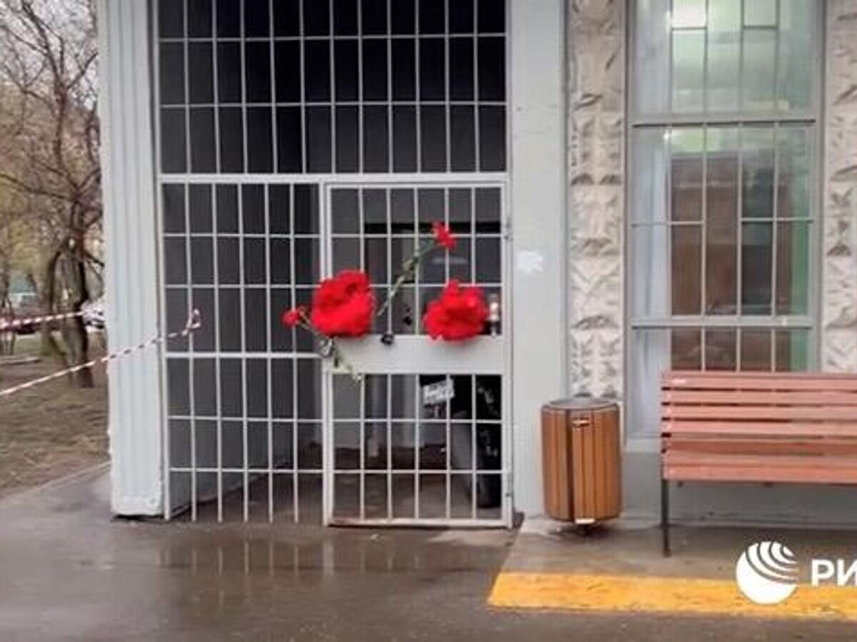    Стихийный мемориал возле дома, где был убит мужчина в Москве© РИА Новости