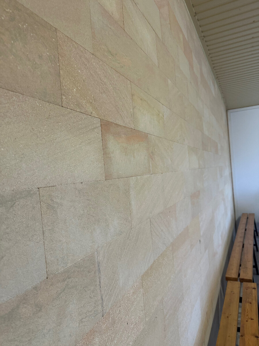 Конечно, вот несколько полезных фактов о приклеивании камня к стенам:

Подготовка поверхности: Важно очистить стену от пыли, грязи и жира перед приклеиванием камня, чтобы обеспечить лучшее сцепление.
Использование правильного клея: Для каменной кладки лучше всего использовать клей, предназначенный специально для этой цели, чтобы обеспечить прочное и долговечное соединение.
Выбор правильного камня: Не все виды камня подходят для приклеивания к стенам. Важно выбрать камень, который подходит по текстуре и весу для вашего проекта.
Правильное применение клея: Следуйте инструкциям на упаковке клея и равномерно наносите его на заднюю сторону каждого камня.
Использование раствора швов: После того, как камни приклеены к стене, важно заполнить промежутки между ними раствором швов для улучшения внешнего вида и укрепления конструкции.
Учет температуры и влажности: Приклеивание камня лучше всего производить при определенных температурах и влажности, согласно рекомендациям производителя клея.
Использование инструментов безопасности: При работе с камнем и клеем следует использовать защитные очки и перчатки, чтобы избежать травм.
Проверка уровня: Проверьте уровень каждого камня приклеивания, чтобы обеспечить ровную и профессионально выглядящую поверхность.
Уход и обслуживание: После завершения проекта регулярно проверяйте состояние каменной поверхности и при необходимости выполняйте обслуживание и ремонт.
Консультация с профессионалами: Если у вас есть сомнения или вопросы относительно процесса приклеивания камня к стене, лучше обратиться за помощью к профессионалам или специалистам в этой области