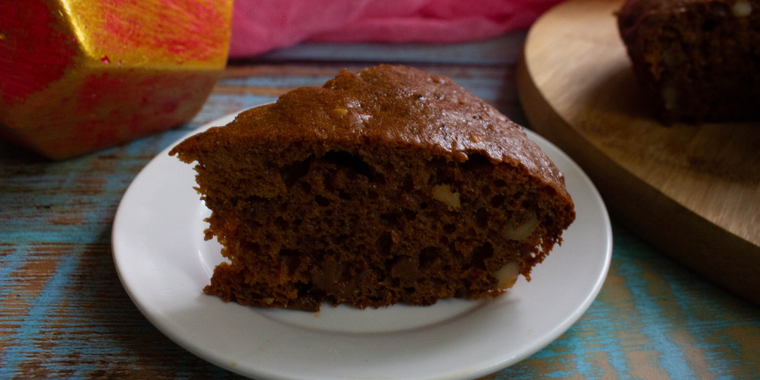 Пышный кекс на вареной сгущенке с грецкими орехами