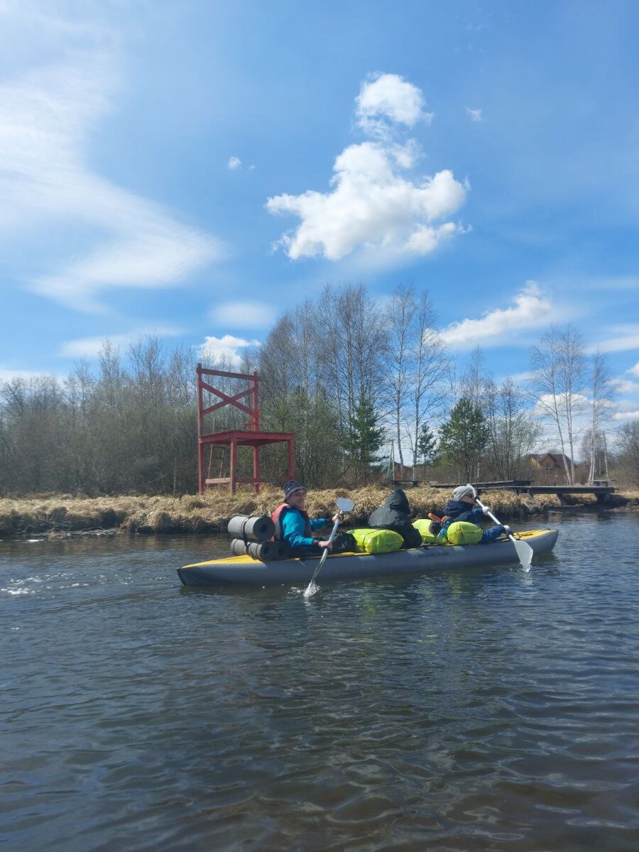 Огромный красный стул