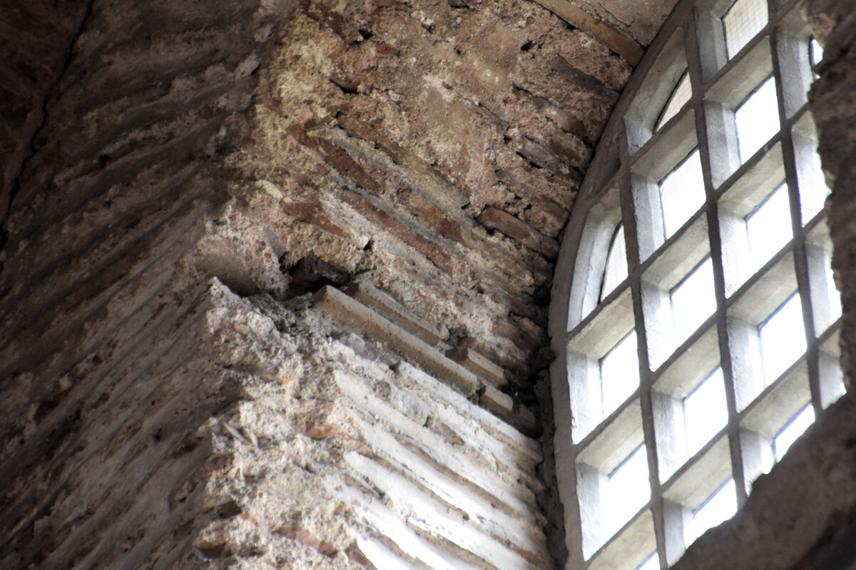 Те мелкие трещины и потертости, которые были лет 5 назад, превратились в угрожающие разрушения. Боюсь представить, что будет, когда случится землетрясение. 