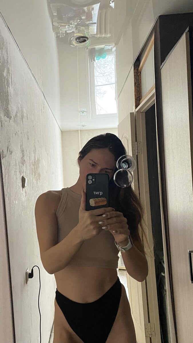 Еда 1700-1800 калорий. Первый закон термодинамики (закон сохранения энергии для тепловых процессов) не работает на человеческом организме. 

Сжигаем мы калории в качестве энергии или запасаем в жир, контролируется гормонами❕

Триада гормонов: мелатонин-кортизол-инсулин. 

Сон- стресс-еда.

Допустим вы съедаете 1800 калорий и тратите 1800 калорий. Вы решаете, что вам пора худеть и уменьшаете калорийность рациона до 1500, но не подумали об инсулине. 

Взять калории из пищи или жировых хранилищ решает инсулин.
 
Даже если вы снизите калорийность до базового метаболизма (1500 калорий) 

Да, даже если вы будете лежать на диване и писить под себя - вам нужно где-то 1500 калорий (чтобы посчитать основной обмен нужно взять вес обезжиренной тушки и умножить на 24)

При высоком инсулине вы не будете худеть даже на огурцах и заодно организм начнет отключать что-нибудь «ненужное»,так как нет витаминов  и минералов «содержать» всё это , ведь вы потратили все ресурсы на производство инсулина. 

Волосы, ногти, репродуктивная система  и так далее , пока 👋 

Это я пытаюсь вам объяснить на примере. У организма внутри нет счетчика калорий❕Он не знает, сколько вам насчитало приложение FatSecret.

На низкоуглеводном высокожировом питание  калорийность рациона может быть 1000 калорий в день и это может быть нормой. 

Потому что гормоны контролируют метаболизм, а не калории. 
По сути метаболизм зависит не от калорий, а от нутрициональной плотности рациона. 

При одноразовом и двухразовом питании организм более экономно расходует нутриенты. 

Да, пищеварение дорогое удовольствие.

Когда наш организм в стрессе, он может произвести слишком большое количество кортизола.

Одна из задач кортизола — помочь глюкагону поддерживать нормальный уровень сахара в крови. 

Когда организм чувствует, что этот уровень снижается (например, если вы давно не ели) или резко повышается (например, вследствие резкого выброса сахара в кровь, если вы устойчивы к инсулину), он реагирует на эту стрессовую ситуацию выделением кортизола. 

Кортизол побуждает глюкагон работать, расщепляя энергию, которая хранится в виде гликогена в печени (или в мышечной ткани), и отправляя ее в кровоток.

Проблемы начинаются, когда ваши действия (или привычки питания) говорят телу о том, что вы постоянно находитесь в состоянии стресса. 

Когда вы едите сахар 24/7 - организм думает, что вы в стрессе и вам надо убежать от тигра! 

 ИМЕННО ТАК ВЫГЛЯДИТ СОВРЕМЕННЫЙ ТИГР

  🐅 = 🍰

При дефиците мелатонина снижается выработка лептина.

Мелатонин усиливает экспрессию лептина (снижает голод)❗️

Дефицит сна способствует резкому росту аппетита, нарушению метаболизма глюкозы, набору лишней массы тела. 

Как тестостерон влияет на жировой обмен?
Тестостерон участвует в процессе жиросжигания 
Тестостерон является ключевым гормоном в патологии метаболических заболеваний, таких как ожирение.

Как повысить тестостерон? 
☑️Снизить пролактин, если повышен
☑️Снизить ТТГ ( гипотериоз)
☑️Снизить инсулин 
Скорректировать  инсулинорезистентность, т.к жировая ткань выделяет ароматазу, которая образует эстроген из тестостерона
☑️Исключить патологии в работе печени и желчного пузыря
☑️Умеренные физические нагрузки
☑️Сбалансированная диета с упором на белки и жиры
☑️Стремится к полноценному оргазму (если вы женщина) 
☑️Работа со стрессом 💆‍♀️
☑️Ложиться не позднее 23:00. Вставать не позднее 08:00
Спать в ПОЛНОЙ темноте

Тестостерон вырастет если наладить сон. 

Лучше повышать тестестерон естественным путем, через физические нагрузки, активный образ жизни. Чтобы в 60 лет тестостерон был как у 30-летних 💪 😎

Вы ещё считаете калории? Или рассказать о продуктах стимулирующих выработку тестостерона? 

О связи щитовидной железы и гормона тестостерона в следующем посте. Нужна бесплатная консультация? Пишите в личные сообщения. 

#кето #lchf