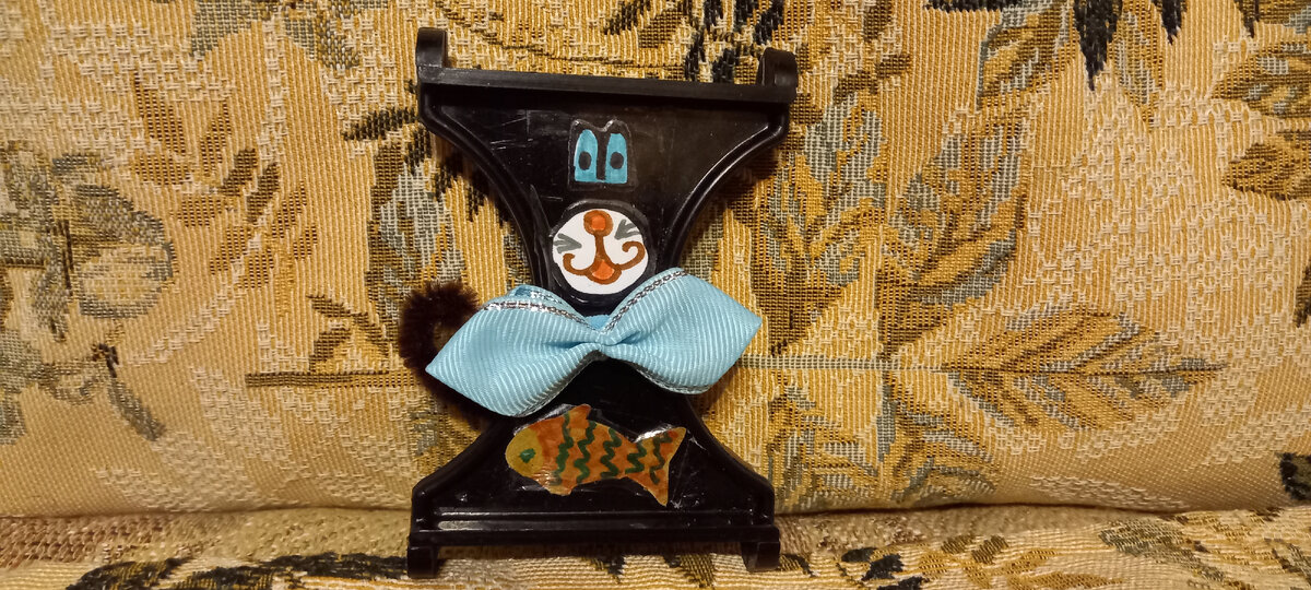 Галстук-бабочка Ричарда - под цвет его глаз. Рыбка - с упаковки от фломастеров.