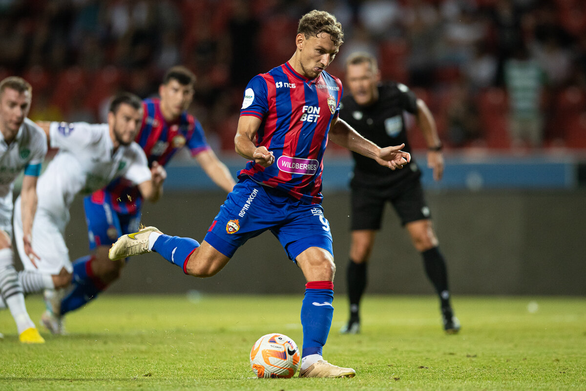 Матч первого круга между «Ахматом» и ЦСКА закончился со счетом 2:3 и судейским скандалом.  Федор Чалов (на фото) в нем оформил хет-трик, отличившись только с пенальти. 