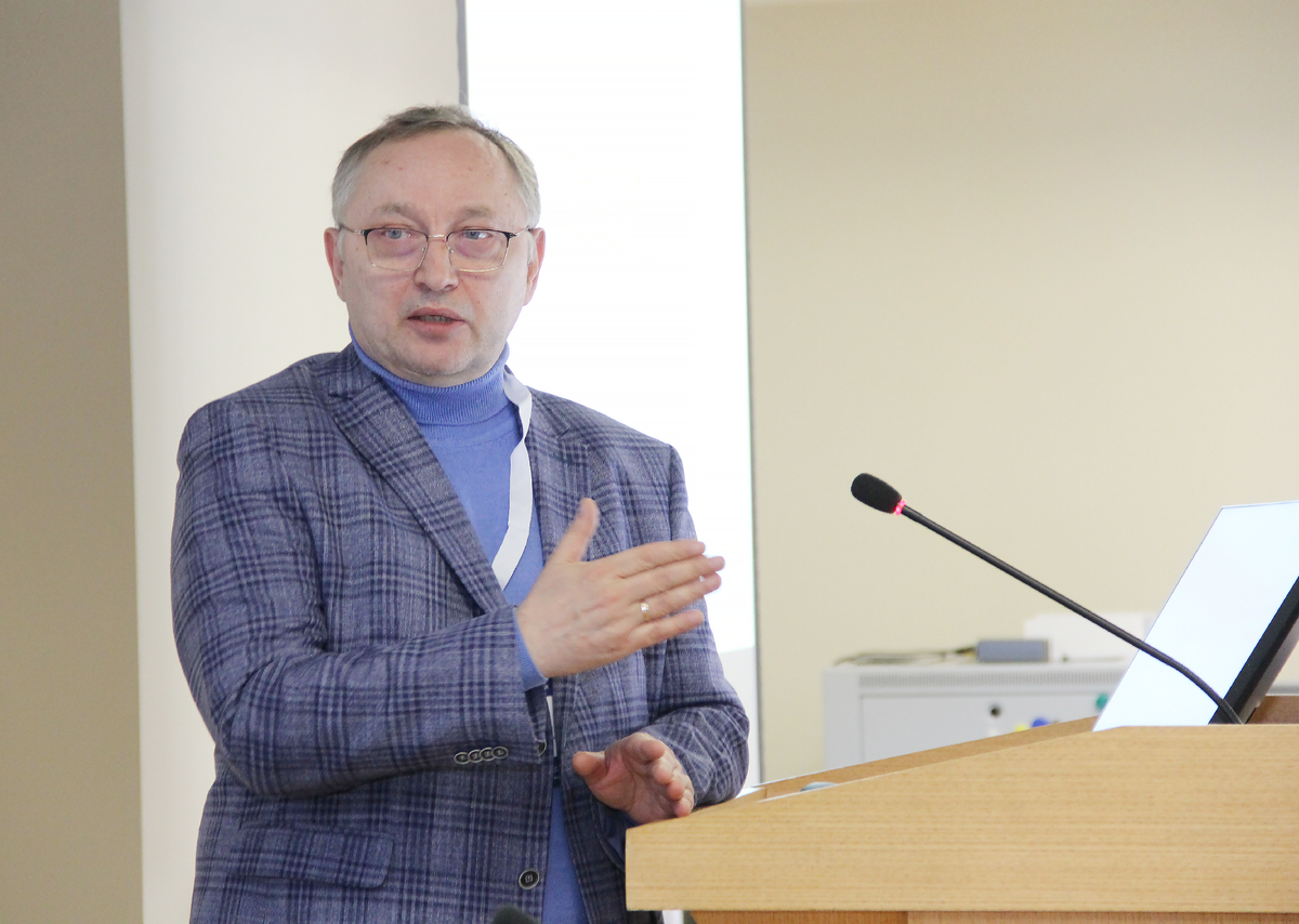 Александр Пашнин выступает с докладом «Универсальное решение для задач HPC, облаков, коммерческих ЦОД»