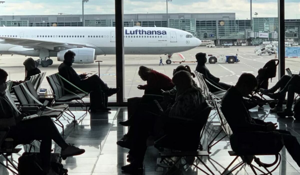     Пассажиры в аэропорту Франкфурта. Источник: AP Photo Автор фото: Martin Meissner