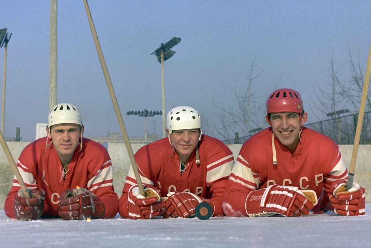    Нападающие сборной СССР по хоккею (слева направо): Владимир Викулов (ЦСКА), Александр Мальцев ("Динамо" Москва) и Анатолий Фирсов (ЦСКА). 1969. / Фото: Дмитрий Донской/РИА Новости