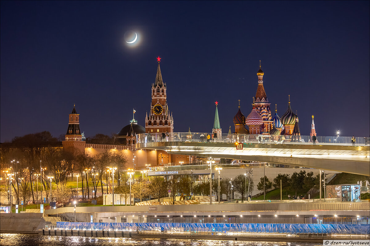 На днях закрыла очередной гештальт по съёмке с растущей луной на фоне кремлевских звёзд. Впрочем, может это и не гештальт вообще, а хотелка, которую я ждала несколько лет. И вот звёзды сошлись...