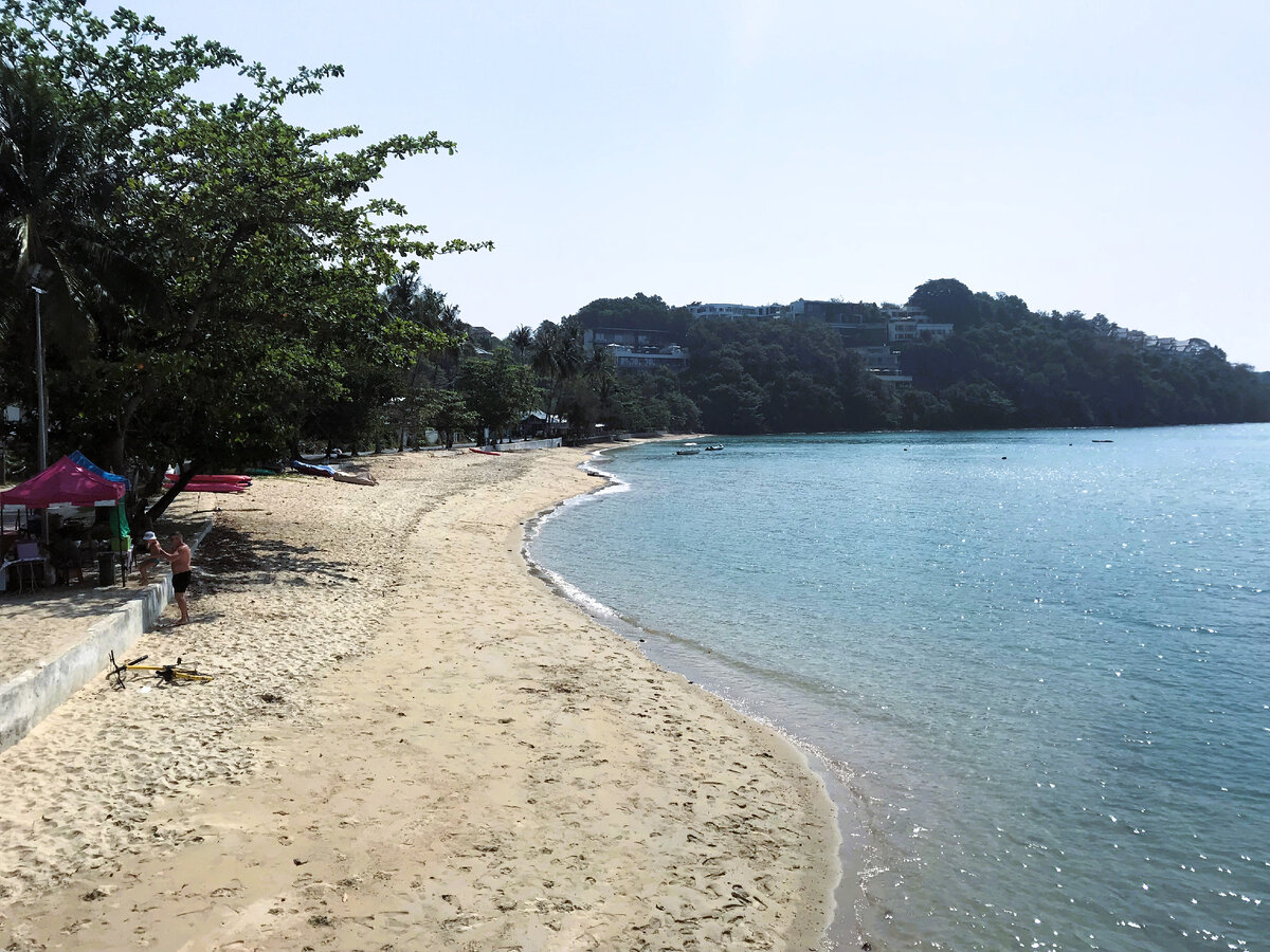 Тихий пхукетский пляж Ао Йон в высокий сезон - людей практически нет