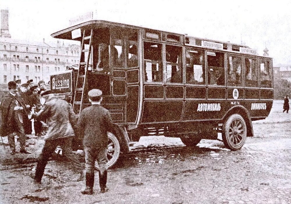 Открой 1 автобуса. Первый автобус в Москве 1907. Омнибус автомобиль 1907. Автобус Даймлер 1907 год. Первый автобус в Москве 1922.